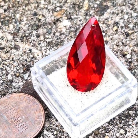 14.35 Carat Red Quartz Briolette Bead, NWT, Drilled, 25mmx12mmx9mm - Picture 2 of 3